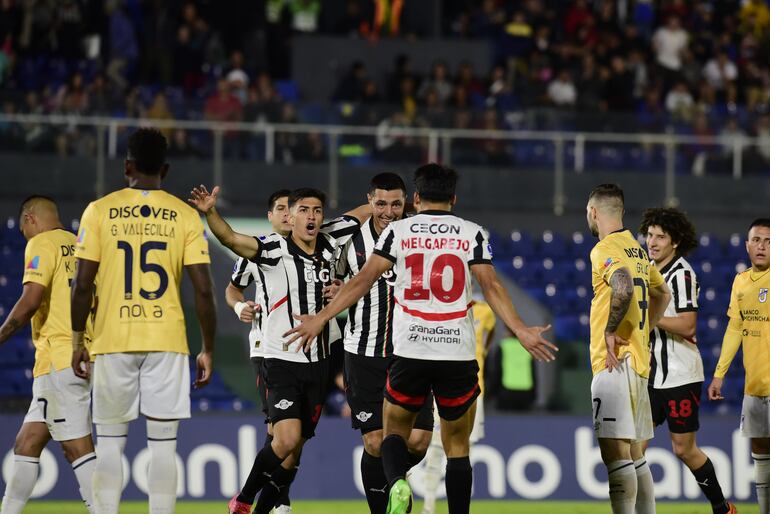 Lorenzo Melgarejo abre los brazos para recibir en la celebración del primer gol a Óscar Cardozo y Rubén Lezcano. Tacuara abrió el marcador tras una asistencia del “10” gumarelo.