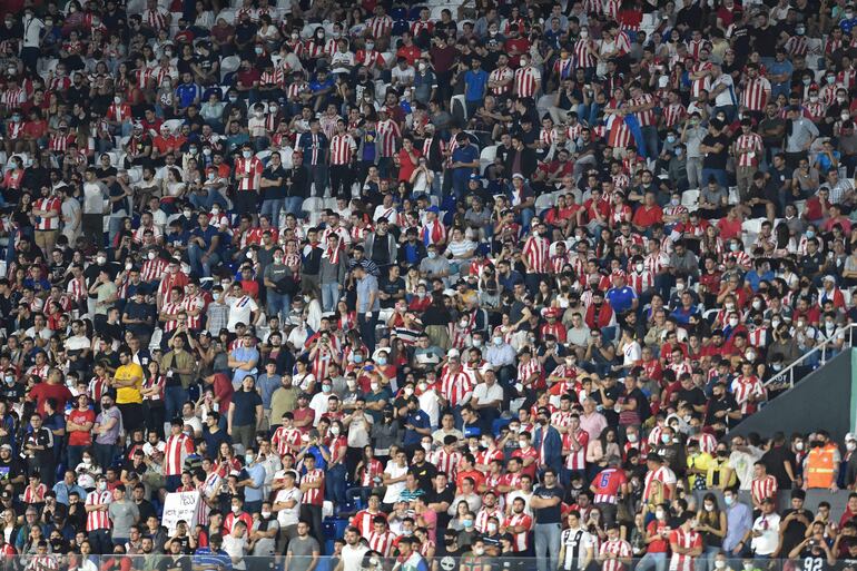 Fans de la selección paraguaya de fútbol en el estadio Defensores del Chaco, esta noche, en el partido de Paraguay contra Argentina.