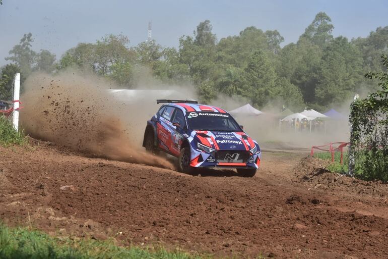 El Hyundai i20 N Rally2 del piloto mundialista Fabrizio Zaldívar en la clasificación del Rally del Chaco 2024 en el Autódromo Rubén Dumot, en Capiatá, Paraguay.