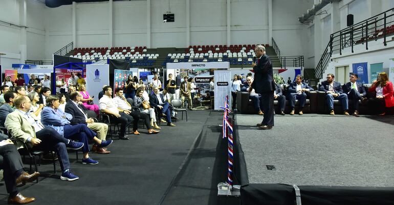 Edgar Robinson, durante el acto de inauguración de la feria Constructecnia 2023, en el pabellón 4 del Comité Olímpico Paraguayo.