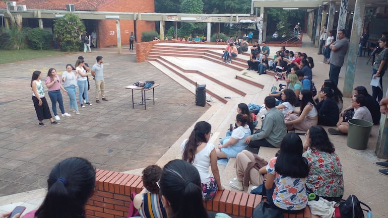 Durante una plenaria estudiantes de la Facultad de Arquitectura de la UNA sentaron varias posturas, entre ellas la gestión de una auditoría externa.