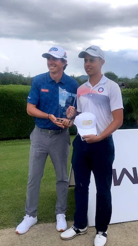 El paraguayo Erich Herman Fortlage Arce (28/7/2006) recibe el título del  Nico Open de golf en Colombia.