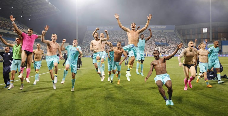 Jugadores del Hellas Verona celebra tras ganar el partido de desempate contra Spezia.