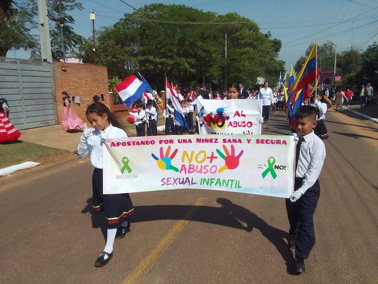 Desfile estudiantil por los 237 años de Villa del Rosario. 