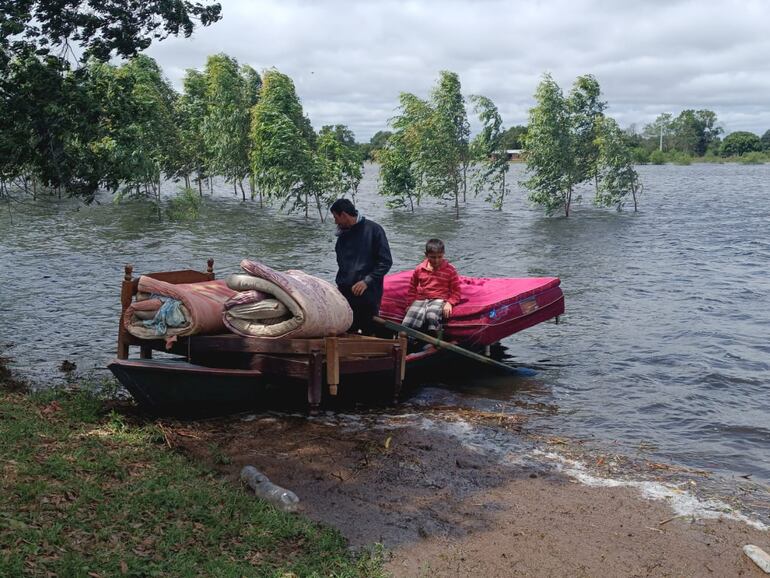 Un poblador de de la compañía Puerto Itá, del  distrito de Gral. Díaz, transporta en canoa sus cosas ante el avance de las aguas.