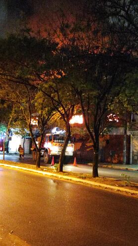 Bomberos Voluntarios se encuentran trabajando para controlar las llamas en el incendio de la fábrica textil "Patrol Jeans"