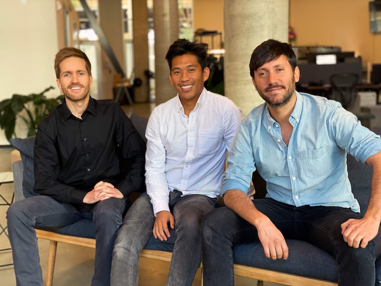 De izquierda a derecha los tres cofundadores de la 'start-up' Emerge Isaac Castro, Sly Spencer Lee y Mauricio Teran. Desde "palpar" a tus familiares en una videollamada hasta experimentar en tus propias manos la fuerza de un superhéroe, la 'start-up' Emerge pretende revolucionar los mundos de la tecnología, la inteligencia artificial y la realidad virtual mediante el sentido del tacto.