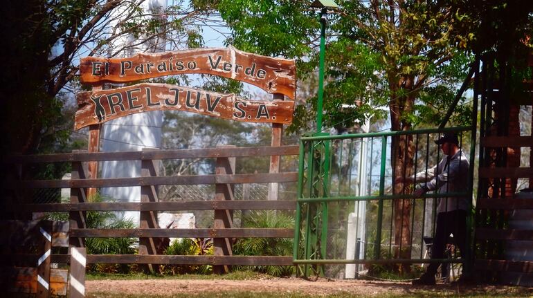 La “comunidad” Paraíso Verde está en el distrito de Caazapá. La seguridad es total, tanto para el ingreso como para salir de ahí.