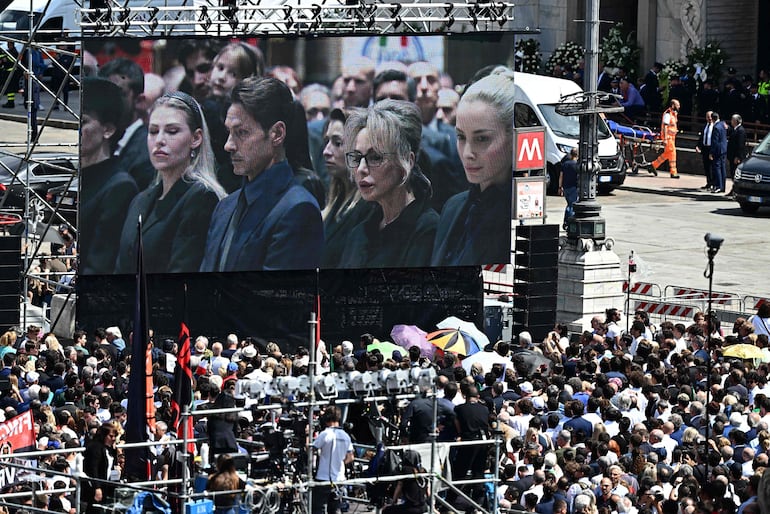 Una multitud siguió de cerca los funerales de Estado del ex primer ministro Silvio Berlusconi.  (AFP)