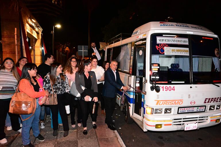 Anoche se realizó el primer viaje del bus universitario de la Facultad de Derecho - UNA, con 25 pasajeros. Se trata de un proyecto piloto para enfrentar la crisis del transporte público en el horario nocturno, y cuyo servicio es exclusivo para estudiantes de la citada facultad.