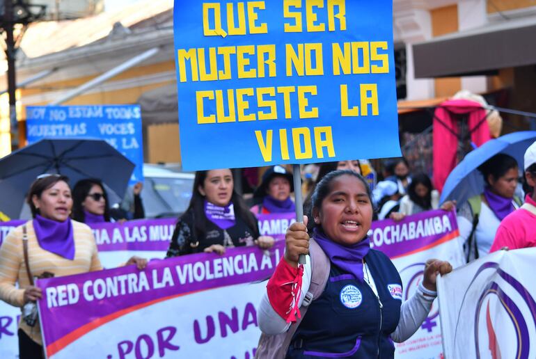 Activistas protestando, pidiendo un alto a la violencia de género en Cochabamba (Bolivia).