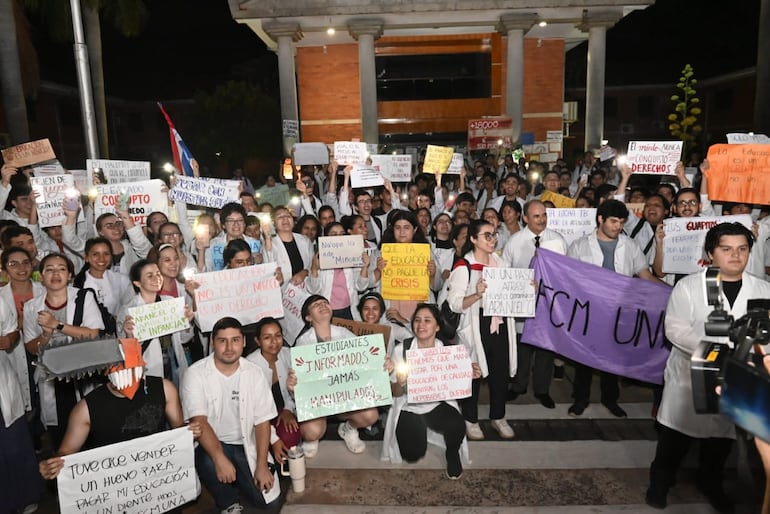 Manifestación de  medicina de la una frente al Rectorado.