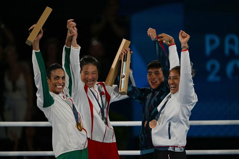 Imane Khelif (Medalla de Oro), Yang Liu (Medalla de Plata), Janjaem Suwannapheng (Medalla de Bronce) y Chen Nien-chin (Medalla de Bronce) de la categoría 66kg final en los Juegos Olímpicos de París 2024, Estadio Roland-Garros Stadium, 9 de agosto (AFP)