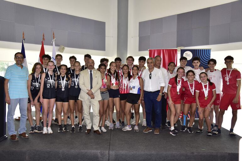 Ceremonia de premiación con atletas que se llevaron los primeros lugares de la posta 8x200 m acompañados por el embajador de Francia, Pierre-Christian Soccoja.