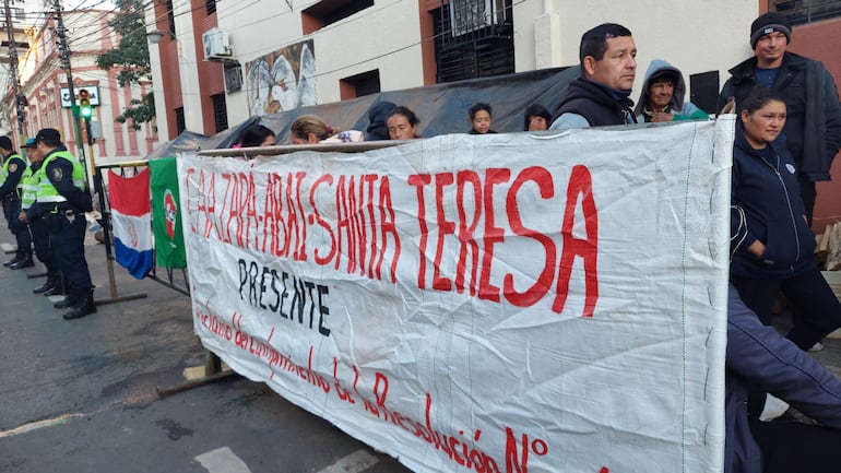 Un grupo de campesinos  oriundos de Caazapá se instaló anoche frente a la sede del Indert, en el microcentro de Asunción.