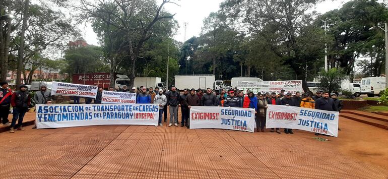 Los trabajadores de cargas y encomiendas, durante la movilización.