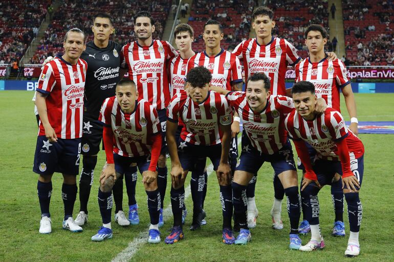 AME3614. GUADALAJARA (MÉXICO), 28/09/2024.- Jugadores del Guadalajara posan previo a un partido ante Monterrey, este sábado de la jornada 10 del torneo apertura 2024, disputado en el Estadio Akron, en Guadalajara (México). EFE/ Francisco Guasco
