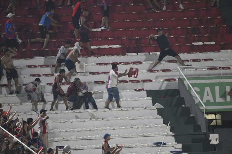 Los incidentes entre los barras de Cerro Porteño en la Gradería Norte durante el partido ante 2 de Mayo en el estadio Defensores del Chaco, en Asunción.