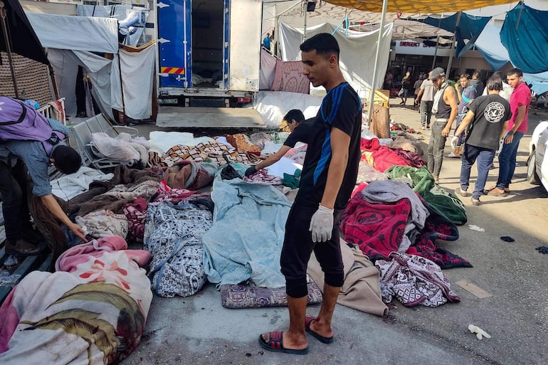 Cuerpos sin vida envueltos en mantas fuera del hospital Al Shifa en la Ciudad de Gaza, el pasado viernes.