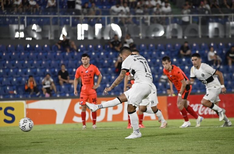 Derlis González, jugador de Olimpia, ejecuta un penal en el partido frente a Nacional por los cuartos de final de la Copa Paraguay 2024 en el estadio Defensores del Chaco, en Asunción.