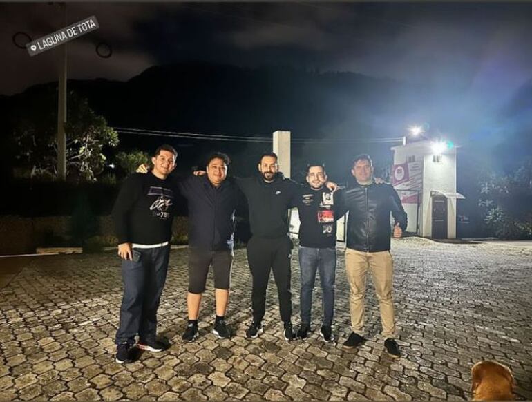 Pedro Acuña, Francisco Arrúa, Alfredo Ramírez, Óscar González y Víctor Torales aparecen en la foto cerca de una laguna de Colombia.