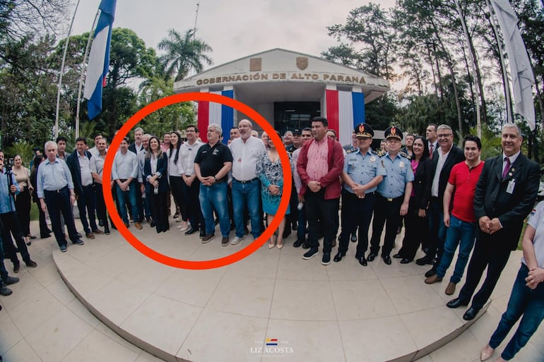 El martes último, antes de polémico operativo, la diputada Liz Acosta, estuvo con autoridades departamentales y policiales del Alto Paraná para el acto de entrega de patrulleras de la Policia Nacional.