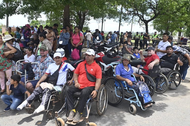 Personas con discapacidad ayer y hoy se manifestaron frente al Senado exigiendo la sanción del proyecto.