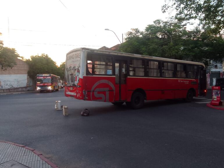 El chofer del colectivo descompuesto explicó que por indicación de los agentes policiales bajeó hasta   la bocacalle de Luis Alberto de Herrera para estacionar, pero dejó un especio para el paso de vehículos livianos.