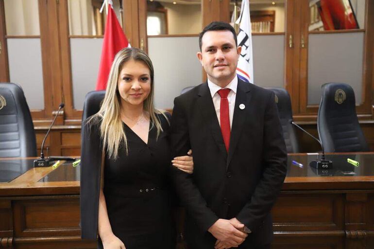 El presidente del JEM, Hernán Rivas, junto con su esposa y exfuncionaria de la CGR, Elena Escobar.