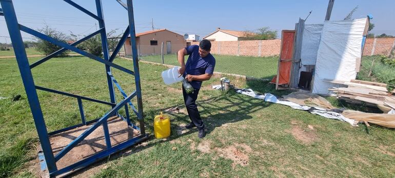 Vecinos de tres barrios de la capital de Misiones, piden con urgencia la provisión del servicio de agua potable, ya están cansados de acarrear en bidones de 5 litros para tomar agua.