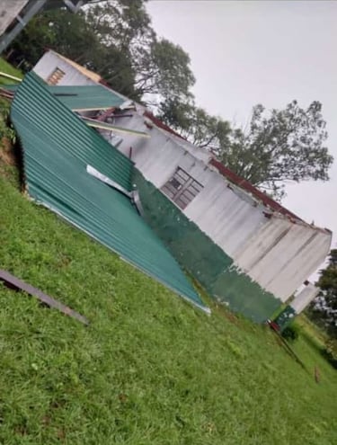 La escuela básica N° 2172 Santa Lucía, ubicada en la compañía Zanja Rugua, Tacuruty distrito de Cerrito departamento de Ñeembucú,  quedó sin techo  debido al fuerte viento que sopló ayer de madrugada en la zona.