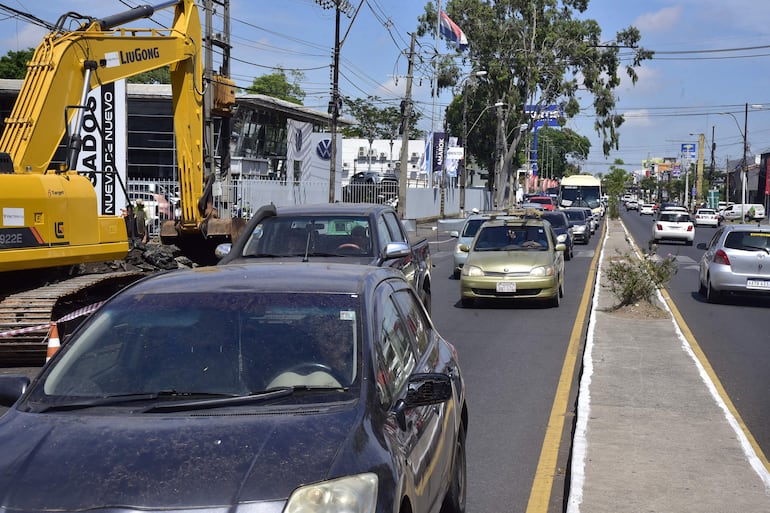 Larga fila de vehículos en el carril de salida de Asunción, sobre la avenida Eusebio Ayala, en el primer lunes de obras de hormigonado hidráulico frente a la SND.