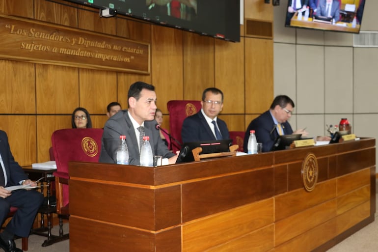 El canciller Rubén Ramírez Lezcano, el senador Derlis Maidana (ANR), presidente de la comisión de Hacienda y el senador Dionisio Amarilla (PLRA), presidente de la comisión de Cuentas y Control.