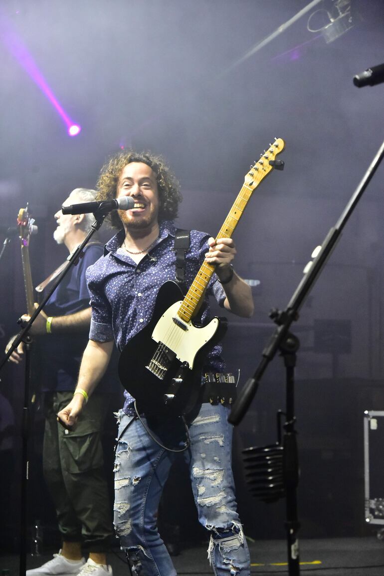 Enrique Zayas, vocalista de la agrupación, alternó entre la guitarra, la armónica y la melódica a lo largo del show.