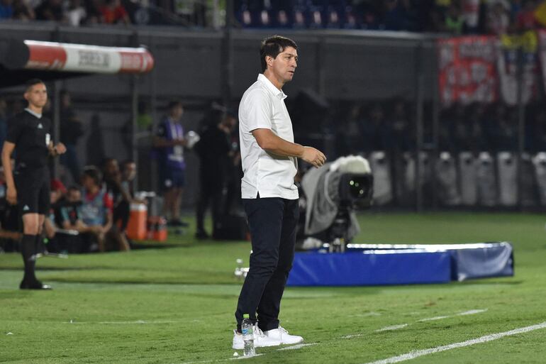 El argentino Daniel Garnero, entrenador de la selección paraguaya, en un partido de las Eliminatorias Sudamericanas 2026 frente a Colombia en el estadio Defensores del Chaco, en Asunción. 