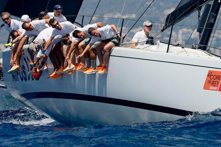 Felipe VI con su equipo participando hoy jueves en la tercera regata de la 42 Copa del Rey de Vela en Palma de Mallorca. (EFE/Ballesteros)
