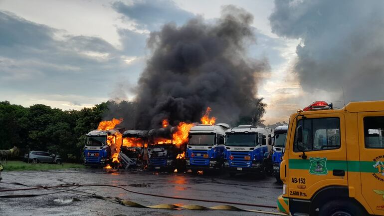 Cuatro camiones cisternas se incendiaron en San Antonio.