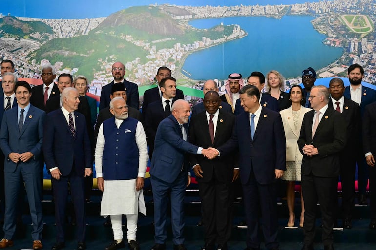 El presidente brasileño Luiz Inacio Lula da Silva (centro, izq.) saluda al mandatario chino Xi Jinping durante la foto oficial de la Cumbre del G20.