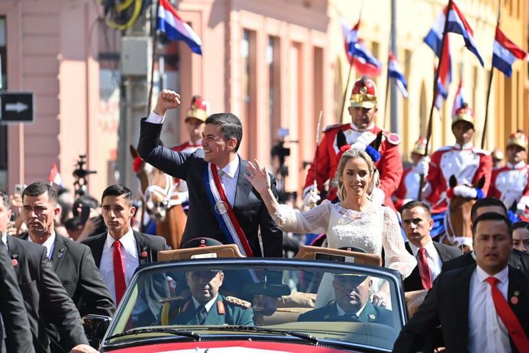 Santiago Peña y Leticia Ocampos, camino al Te Deum, del traspaso de mando presidencial. Santiago Peña juró como presidente de la República del Paraguay, hoy martes 15 de agostos. Foto: Presidencia Paraguay.