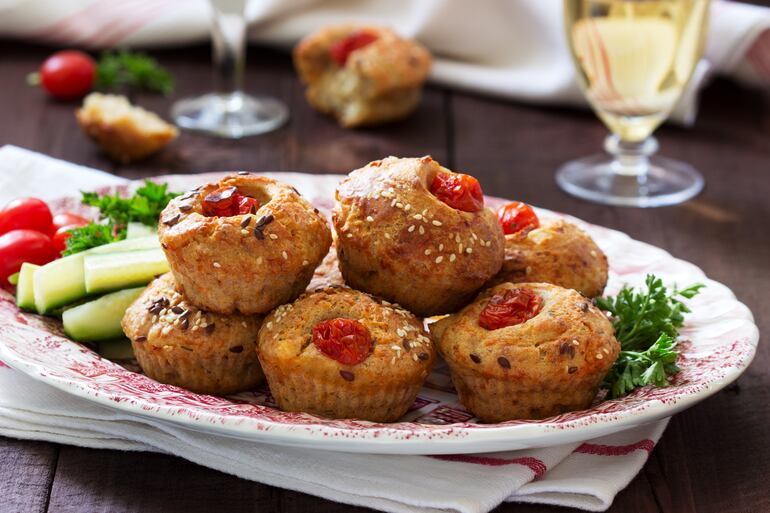 Muffins de tomate, albahaca y ajo.