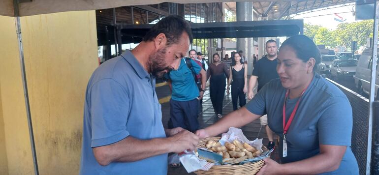 Como en cada edición, la chipa fue la sensación en el recibimiento de los visitantes.