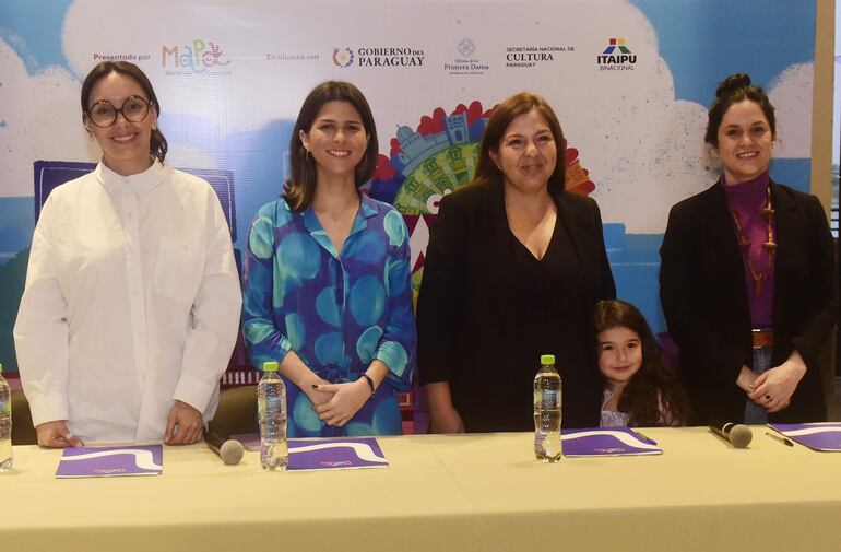 Catalina Bautista y Magalí Cáceres, directoras de Mapa; Alicia Pomata, Ministra coordinadora de la Oficina de la Primera Dama y Adriana Ortiz, Ministra de la Secretaría Nacional de Cultura, en la conferencia de prensa.