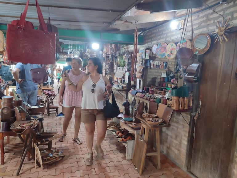 La Expo cuero Atyrá atrae a numerosos turistas en este feriado.