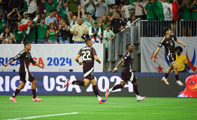 Los jugadores de México festejan un gol en el partido frente a Jamaica por la primera fecha del Grupo B de la Copa América 2024 en el NRG Stadium, en Houston, Texas.