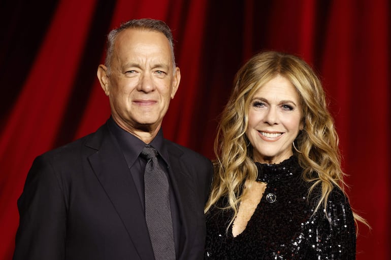 El actor y cineasta estadounidense Tom Hanks y su esposa, la actriz y cantante estadounidense Rita Wilson, asistieron muy elegantes a la cuarta gala anual del Museo de la Academia en Los Ángeles. (EFE/EPA/CAROLINE BREHMAN)
