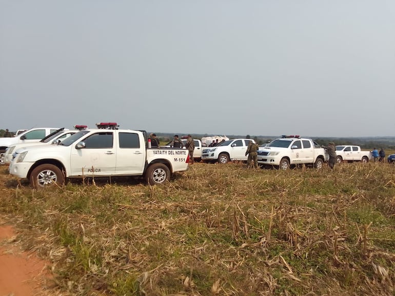 Presencia policial en campamento campesinos sobre calle 26 de febrero del distrito de Capiibary, frente a la finca agrícola La Reina, donde se dio un enfrentamiento entre guardias y campesinos.