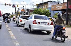 El carril exclusivo para ómnibus es constantemente invadido por conductores de motos y de automóviles.