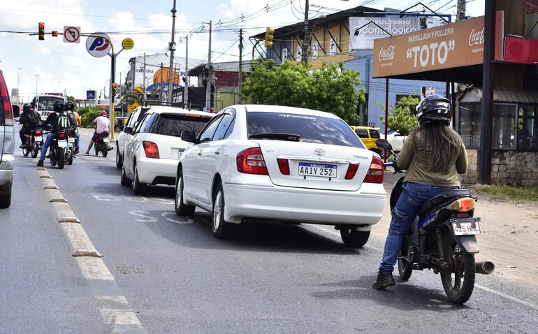 Los conductores de los vehículos particulares se exponen a una multa de 10 jornales, poco más de G. 1 millón, por invadir el carril exclusivo para buses. La sanción es igual para motociclistas, automovilistas y camioneros.