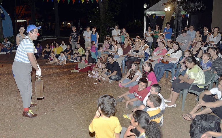 Diversos espectáculos gratuitos y con gran convocatoria de público caracterizan a la Semana del Teatro. Este año, la actividad se realizará en línea con obras grabadas previamente.