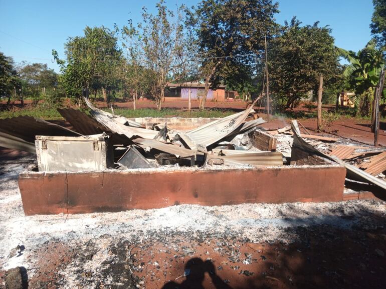 La vivienda del presunto autor del crimen se redujo a cenizas tras el incendio intencional.